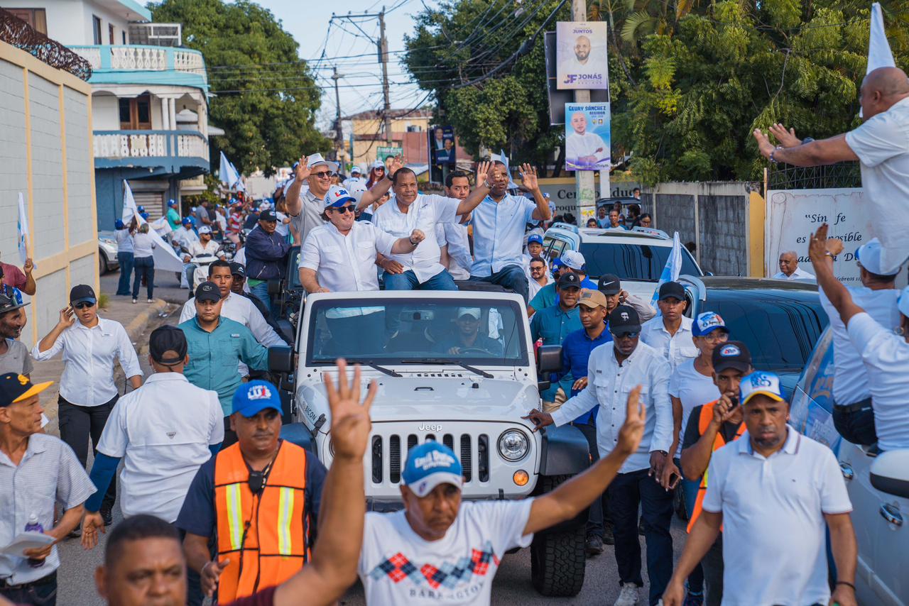 Puertoplateños brindan contundente apoyo a candidatos municipales del PRM en caravana