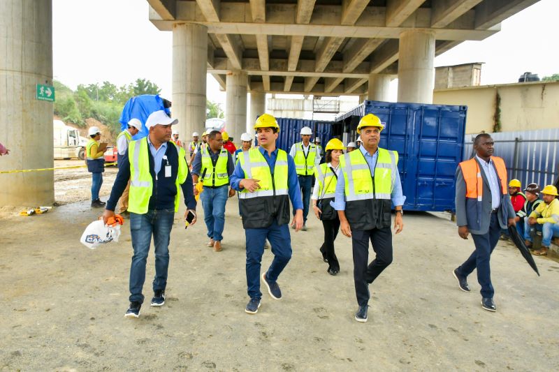 Ministro de la Presidencia Joel Santos supervisa avance del monorriel de Santiago y el teleférico