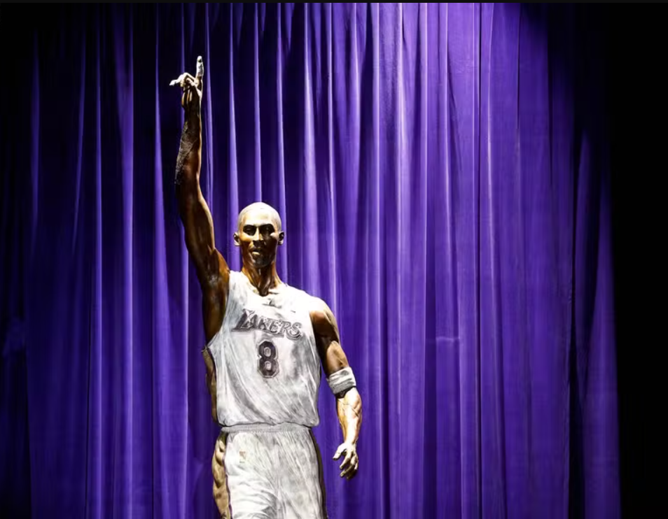 Los Angeles Lakers revelan estatua en honor a Kobe Bryant
