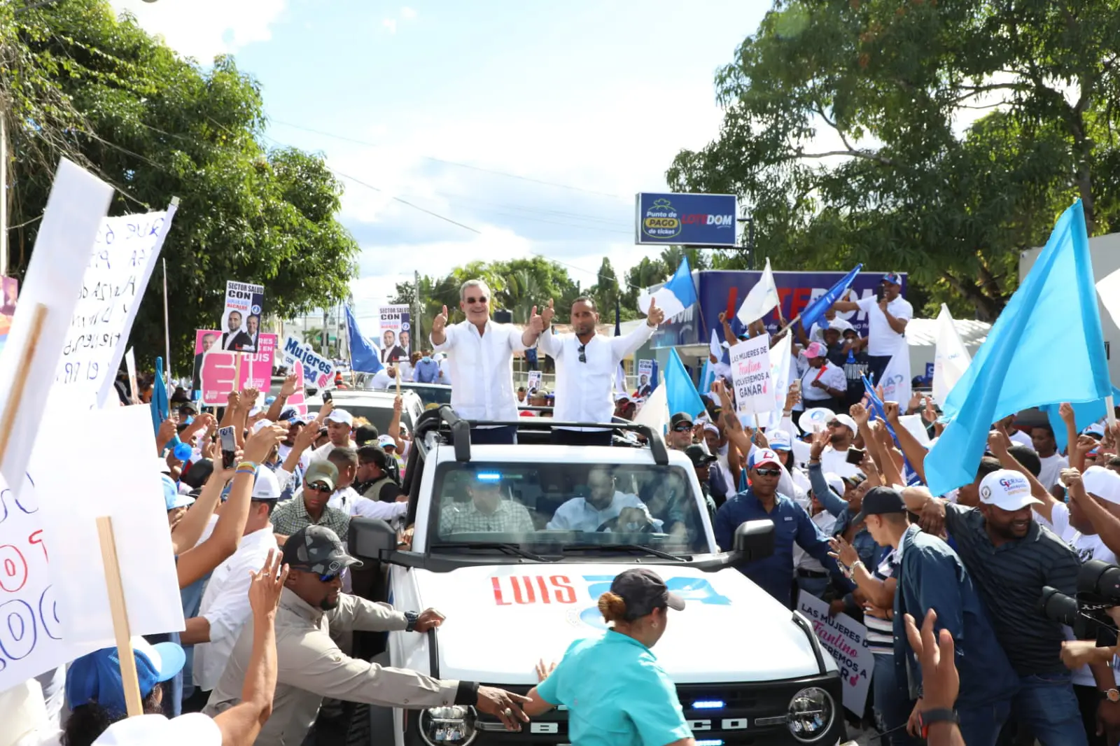 Abinader lidera histórica caravana en apoyo a candidatos municipales en Fantino
