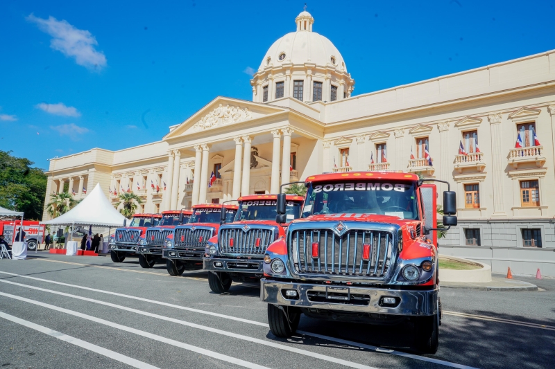 Presidencia entrega once modernos camiones a distintos cuerpos de bomberos del país