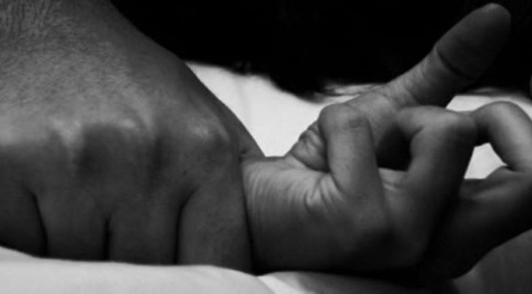 Un año de prisión preventiva para padre y abuelo de adolescente por violarla en Jarabacoa