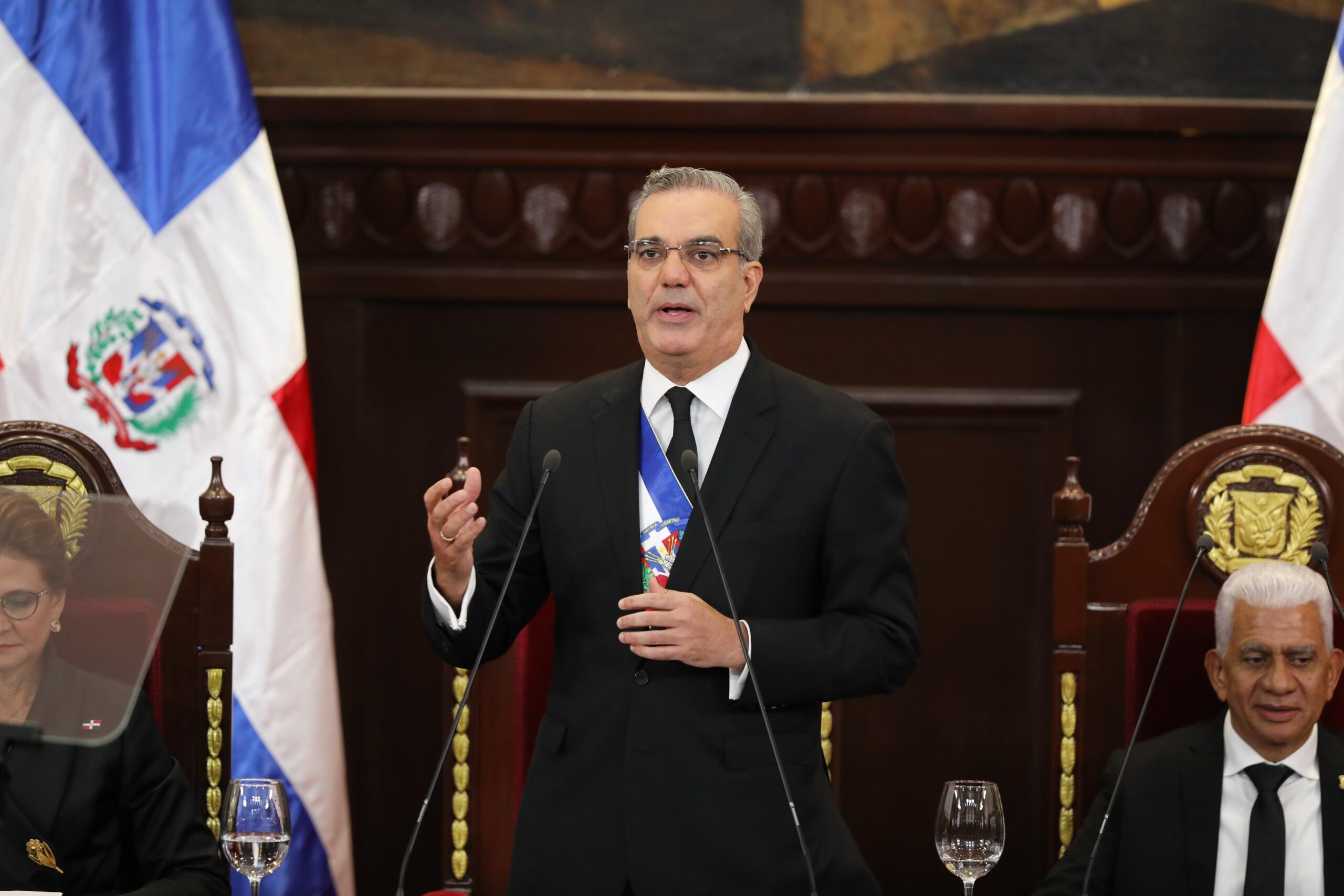 Abinader registra récord de 4.9 millones de personas empleadas y dos aumentos salariales