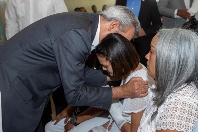Abinader promete continuar apoyando a familiares de las víctimas del incendio en el carnaval de Salcedo