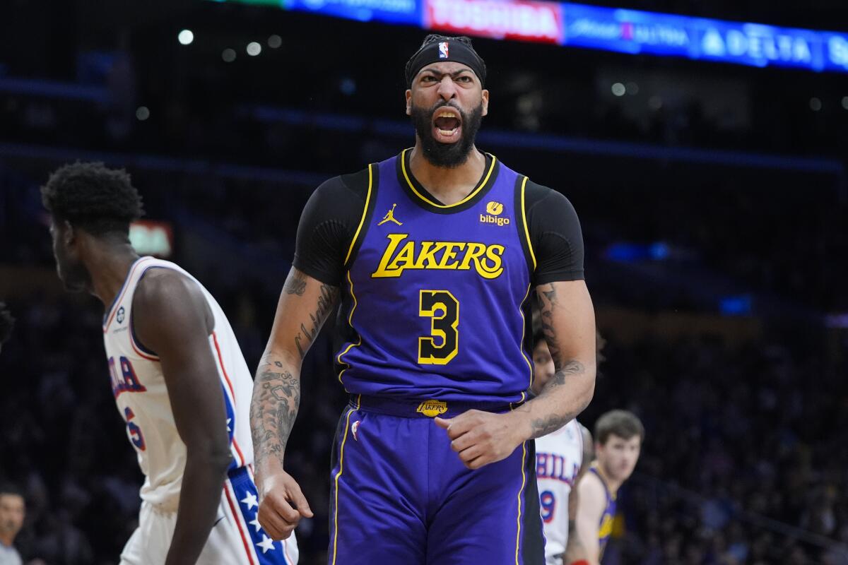 Lakers rompen racha de derrotas ante Sixers tras más de dos años