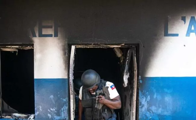 Caos en Puerto Príncipe: Bandas armadas incendian cuartel policial mientras policías se ven superados