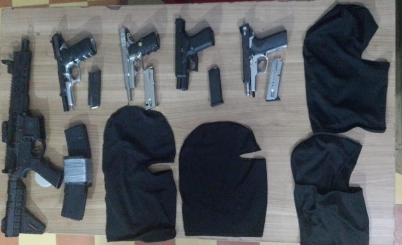 Policía captura en Cotuí a cinco hombres a los que ocupa cuatro pistolas, un fusil y pasamontañas