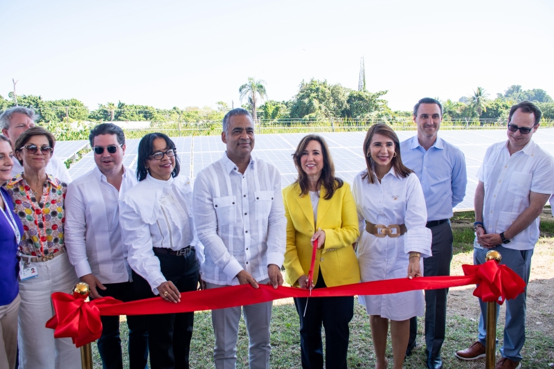 Ministro Santos Echavarría encabeza inauguración de parque solar en puerto de cruceros Amber Cove