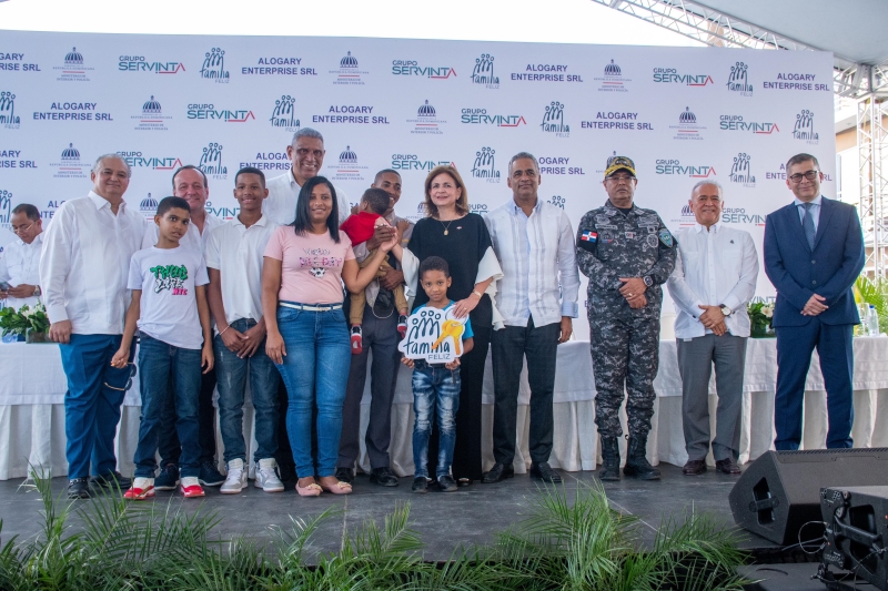 Gobierno entrega 128 viviendas Familia Feliz a miembros de la Policía Nacional