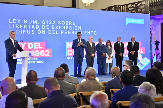 Presidente Abinader y comisión presentan anteproyecto de ley de Libertad de Expresión