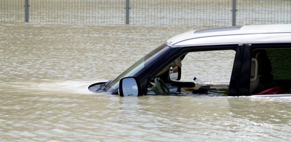 Inundaciones sin precedentes en Emiratos Árabes Unidos dejan al menos un fallecido