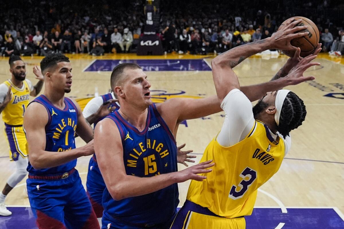 Lakers sobreviven al borde del abismo: Evitan barrida ante Nuggets en Juego 4