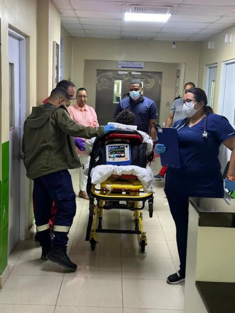 SNS informa menor de 15 años quemado en Salcedo es trasladado a Boston por gestión del Robert Reid