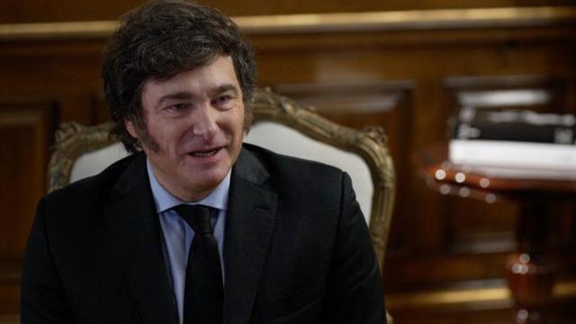 Javier Milei rechaza preguntas sobre su vida personal durante entrevista internacional