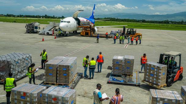 Llega a Haití Primer Avión de Ayuda Humanitaria en Tres Meses