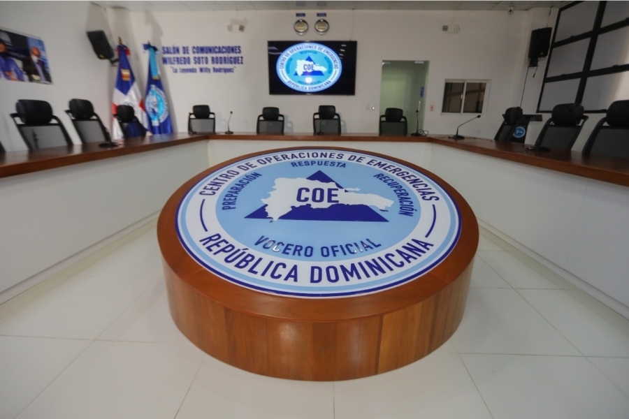 COE emite alerta para 26 provincias por vaguada y onda tropical