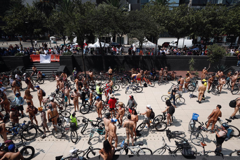 Ciclistas desnudos recorren CDMX para promover el transporte sostenible