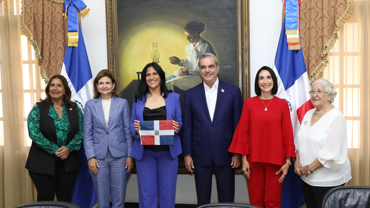 Presidente Abinader recibe a Thais Herrera, primera dominicana en escalar el Monte Everest