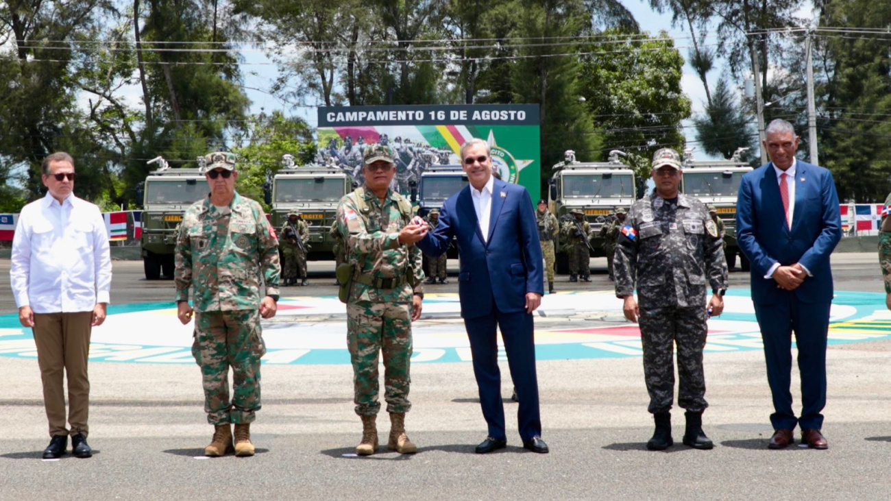 Abinader Entrega 44 Vehículos Nuevos al Ejército, Aumentando Movilidad para 1,200 Soldados