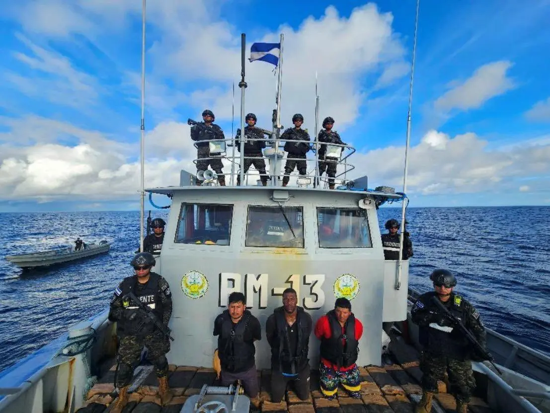 Marina de El Salvador Incauta Dos Toneladas de Cocaína y Arresta a Tres Extranjeros