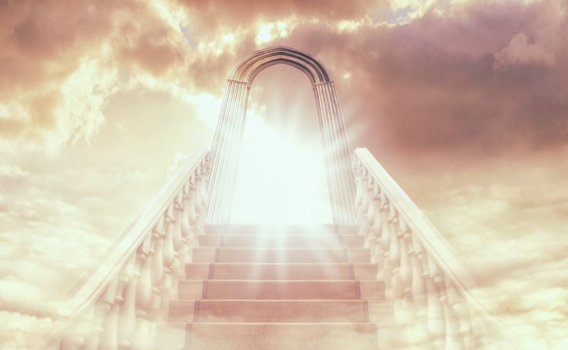 Polémica Iglesia Vende «Terrenos en el Cielo» y Otros Artículos Inusuales, Generando Controversia