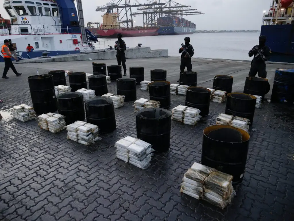 Descubren 371 Paquetes de Cocaína Ocultos en Tanques de Miel de Abeja en Puerto de Caucedo