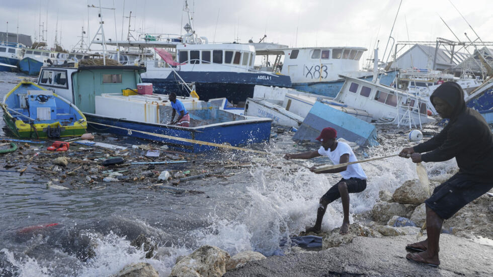 El Huracán Beryl Avanza por el Caribe y Podría Tocar Tierra en Jamaica Hoy