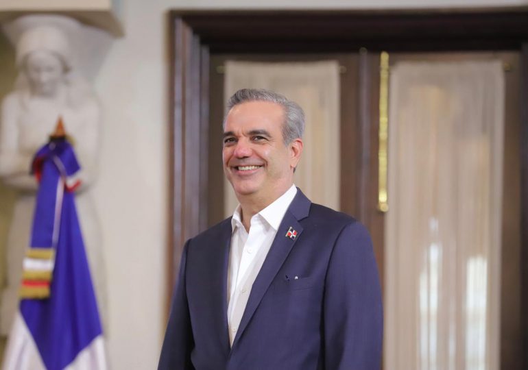 El presidente Luis Abinader celebra su 57 cumpleaños trabajando desde el Palacio Nacional