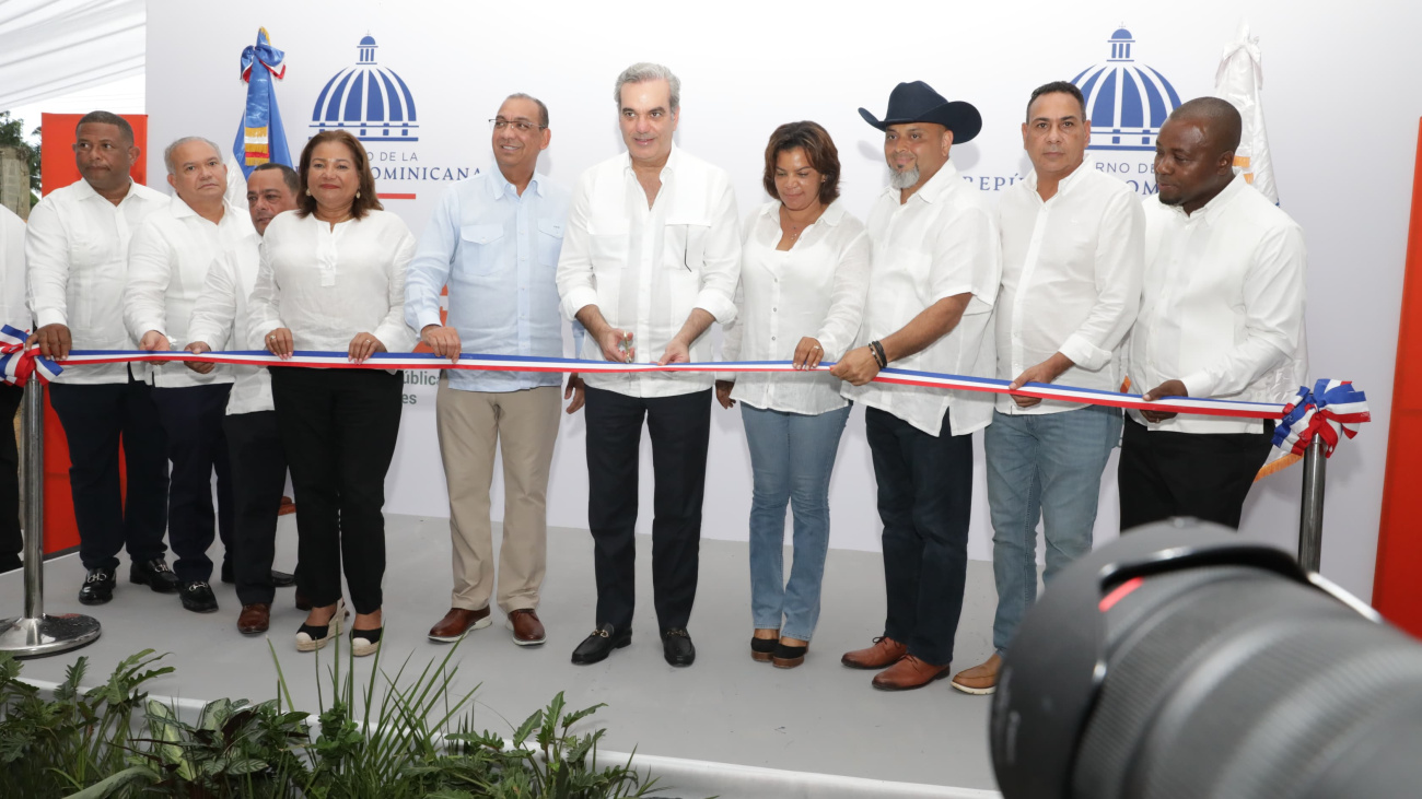 Presidente Abinader inaugura carretera entre Juan Pablo II y San Antonio de Guerra