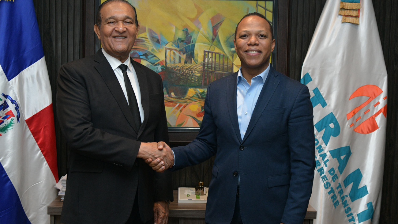 Milton Morrison se reúne con Antonio Marte quien le promete solución en la parada del kilómetro 9
