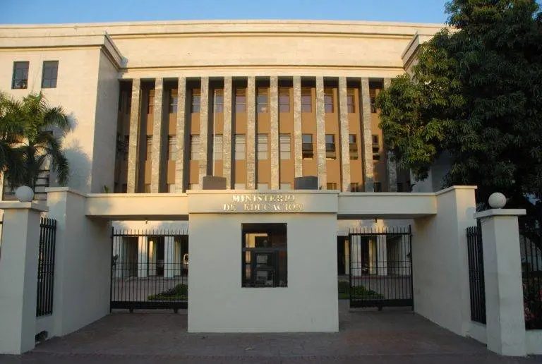 Más de 9,000 postulantes califican para plazas docentes en República Dominicana