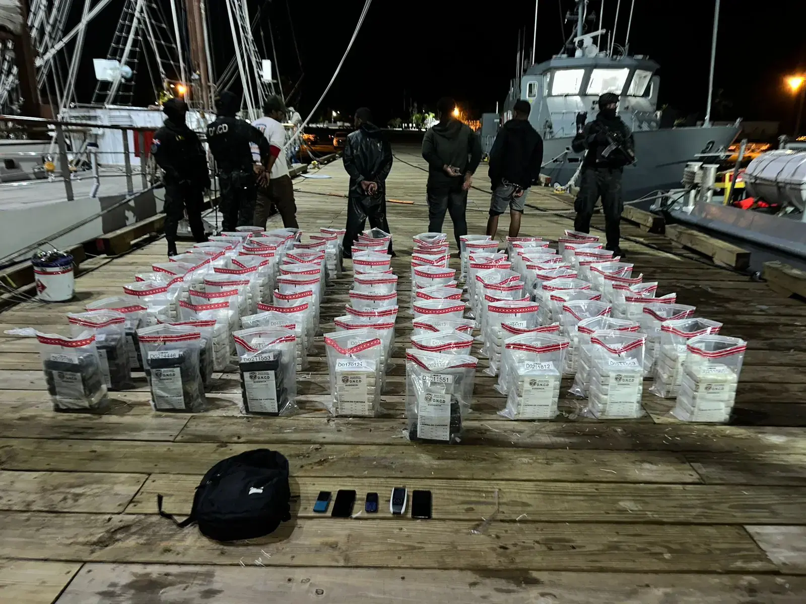 DNCD confisca 543 paquetes de drogas en operación frente a costas de Peravia