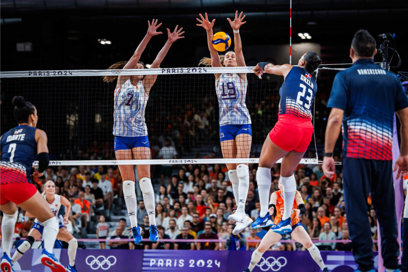 La selección de voleibol femenino de RD avanza a la segunda ronda tras vencer a Países Bajos