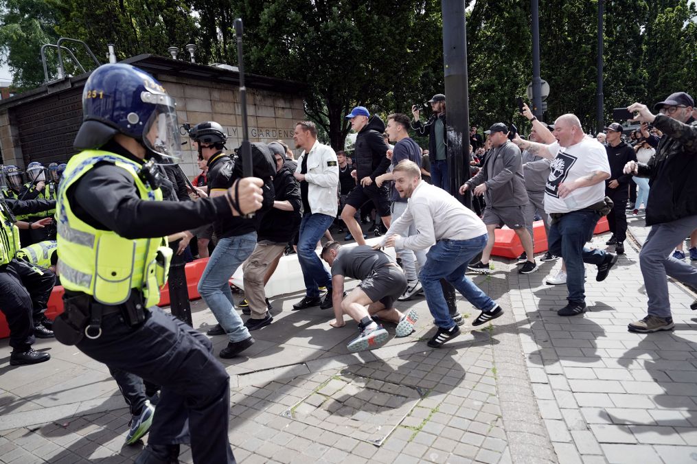 Violencia antiinmigrante sacude el Reino Unido: primer gran desafío para el nuevo Gobierno