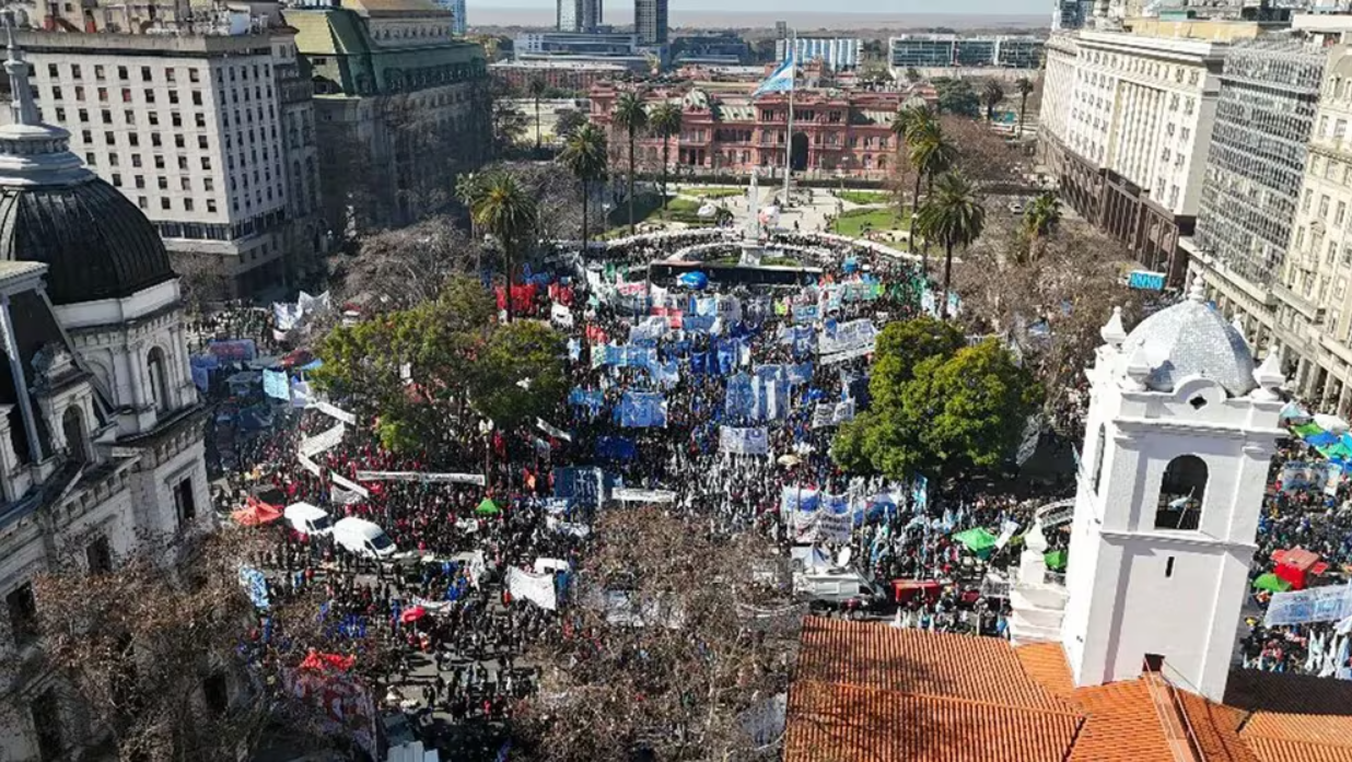Masiva movilización piquetera y sindical en Buenos Aires contra el gobierno de Milei