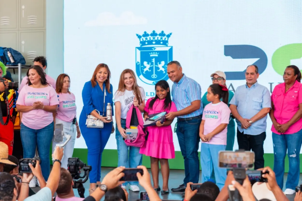 Alcaldía del DN recoge 7.2 millones de botellas y entrega más de 14 mil kits escolares