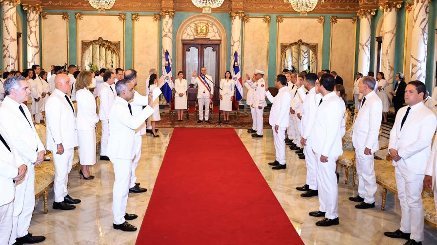 Abinader Apuesta por la Experiencia en su Segundo Mandato: Ratifica 14 Ministros y Designa 9 Nuevos en su Gabinete