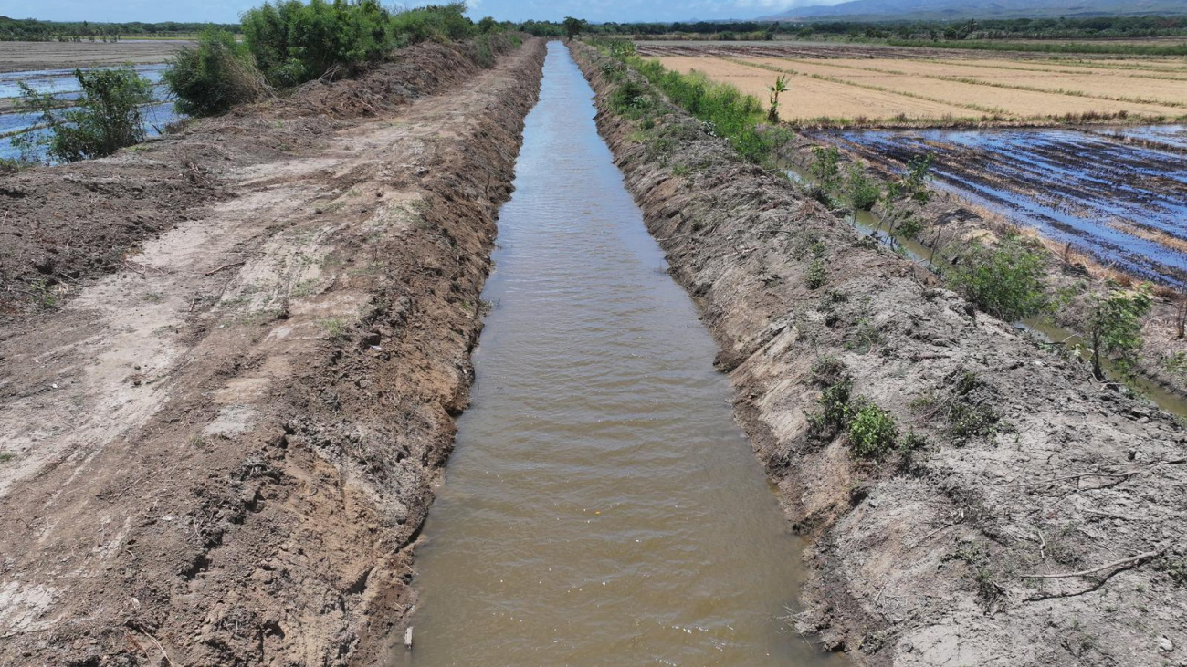 Indrhi Realiza Mantenimiento en Canales de Esperanza para Impulsar la Producción Nacional
