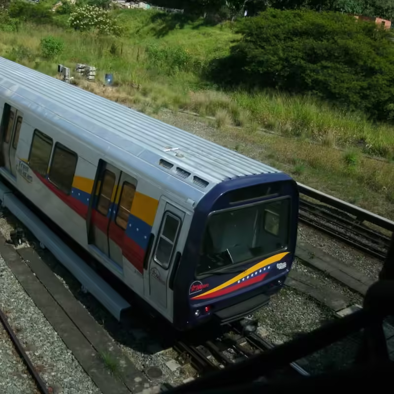 Venezuela Denuncia Sabotaje en Estación de Tren en Caracas: Gobierno Controla Incendio y Lanza Investigación