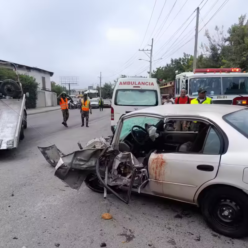 Accidente en Santiago: Ocho personas afectadas y una atrapada en choque de vehículos 