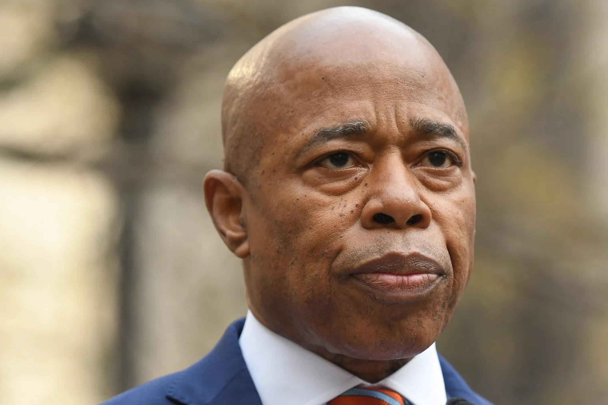 Alcalde de Nueva York Eric Adams Enfrenta Cargos Federales por Sobornos y Aportes de Campaña Ilegales