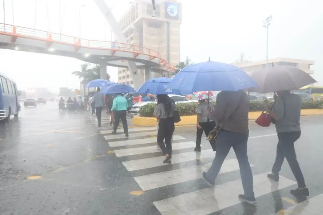 Onamet alerta sobre fuertes aguaceros y tormentas eléctricas por activa onda tropical en varias provincias
