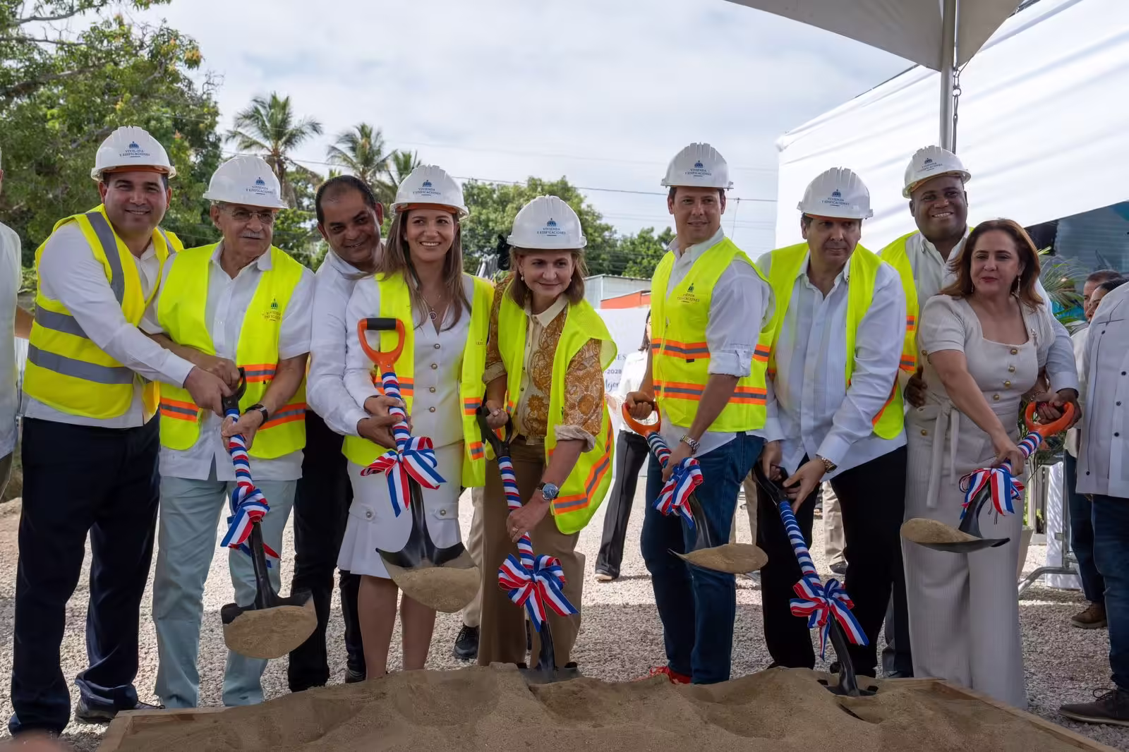Vicepresidenta Raquel Peña y ministro Bonilla inician construcción de Unidad Traumatológica del Hospital Luis Bogaert en Valverde