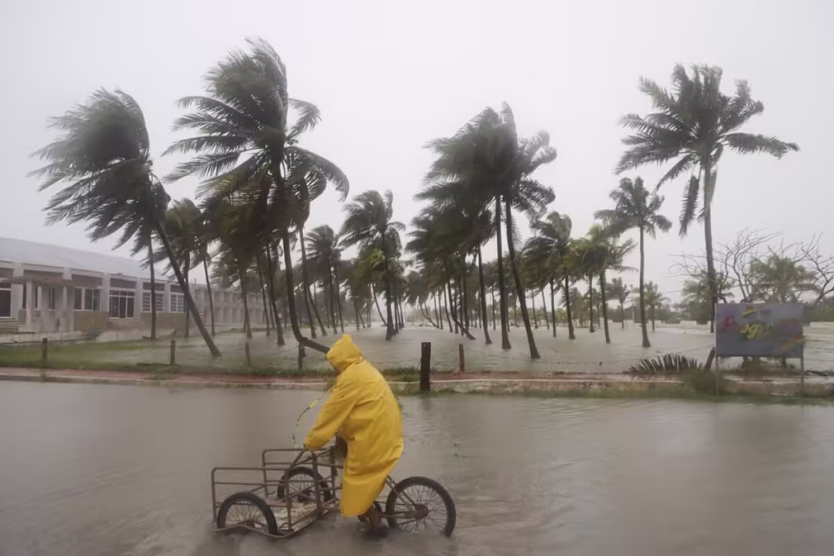 Huracán Milton amenaza Florida con vientos de 260 km/h, se emiten evacuaciones masivas