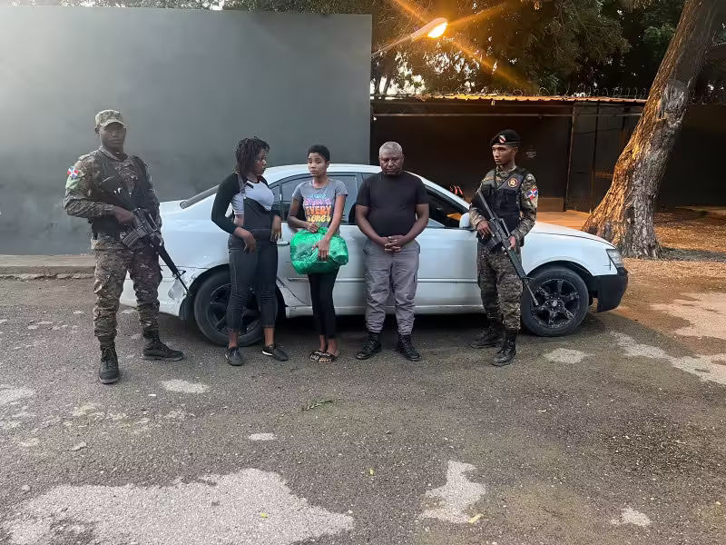 Capitán de la Policía Nacional detenido con dos mujeres haitianas en estatus irregular en Mao