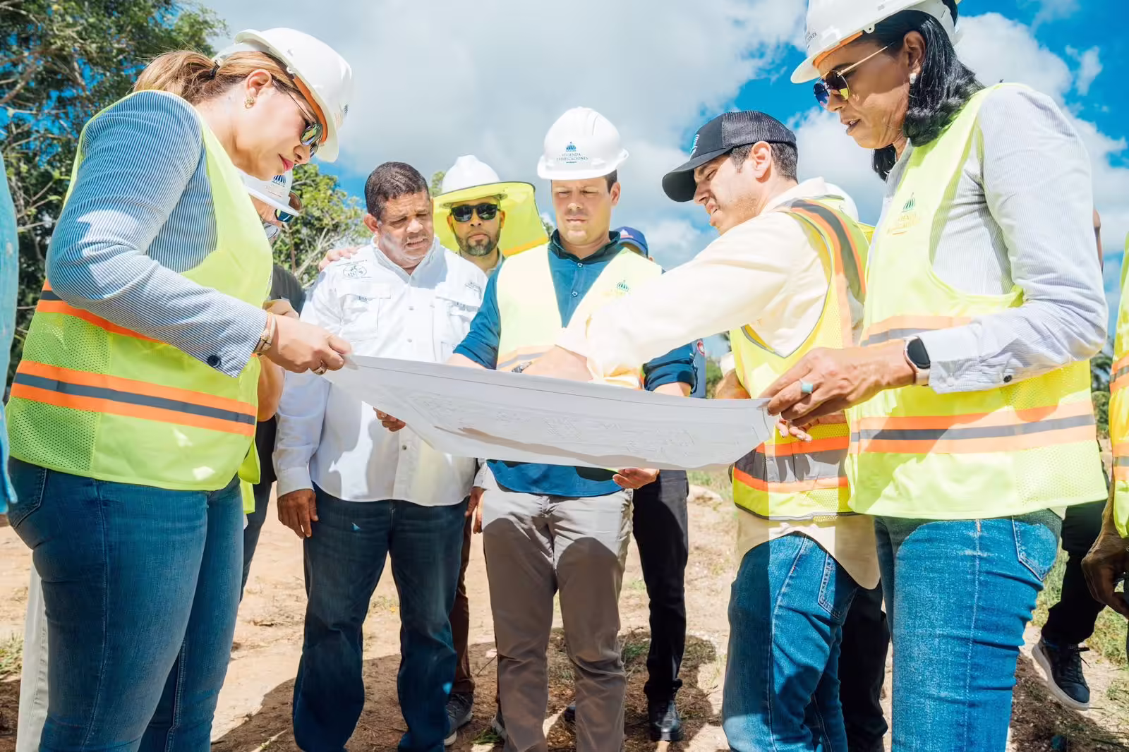 Ministro Bonilla supervisa construcción de las obras: Centro Correccional Preventivo y Unidad Traumatológica de Higüey