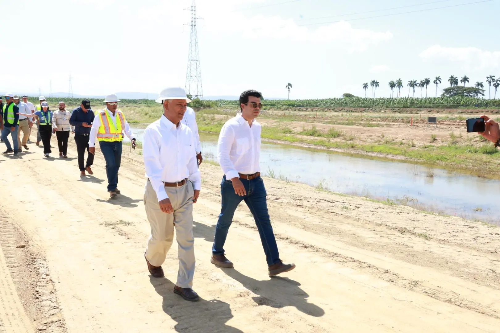 Wellington Arnaud supervisa obras de agua y alcantarillado en tres provincias