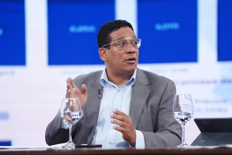 Carlos Pimentel renuncia a la DGAPP y se mantiene en Contrataciones Públicas