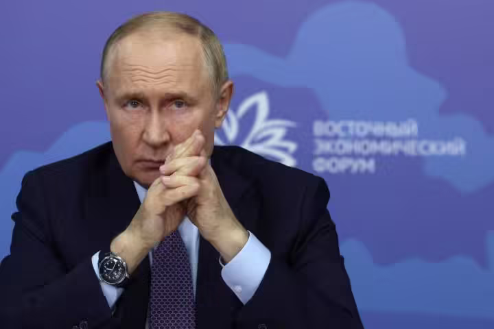 Inusual apretón de manos entre Putin y ministra norcoreana en el Kremlin causa incomodidad