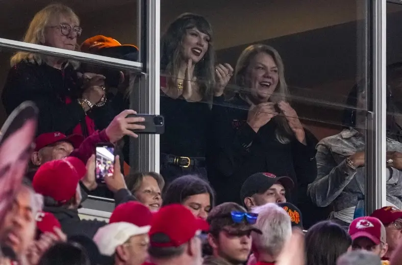 Taylor Swift celebra triunfo de los Chiefs y destaca actuación de Travis Kelce en Arrowhead